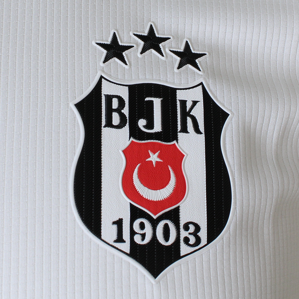 Beşiktaş JK 팀의 Atiba Hutchinson 셔츠