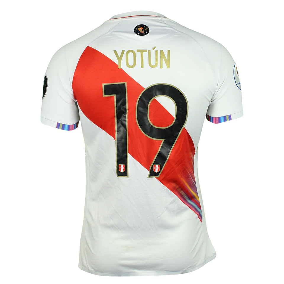 Víctor Yoshimar Yotún Flores Peru camisa.