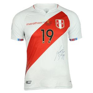 Víctor Yoshimar Yotún Flores Peru camisa.