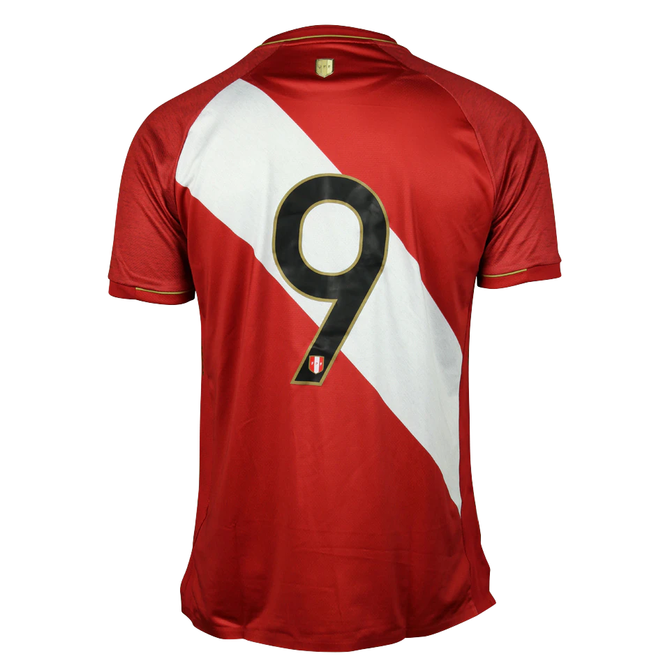 来自Peru的Gianluca Lapadula球衣