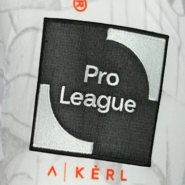 来自KV Kortrijk的Timothy Derijck球衣