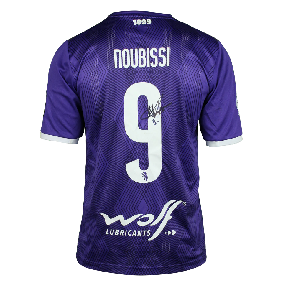 来自K. Beerschot V.A.的Marius Noubissi球衣