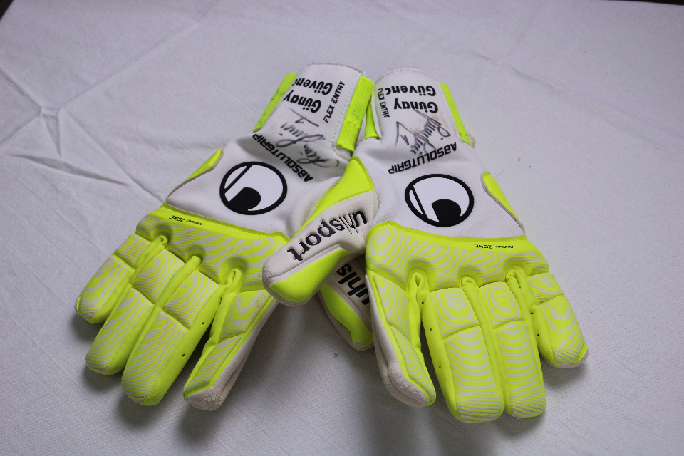 Gloves - Günay Güvenç
